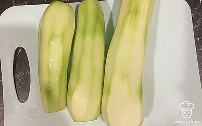 Почистить кабачки.