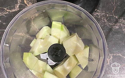 Кабачки пропустить через блендер или натереть на терке.