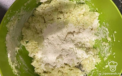 Затем к кабачкам добавить одно яйцо, соль, муку. 