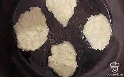 Все перемешать. Столовой ложкой наложить на сковороду оладьи и жарить до золотистой корочке.