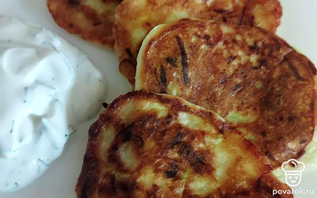 Кабачковые оладушки на сметанке — Рецепт с фото