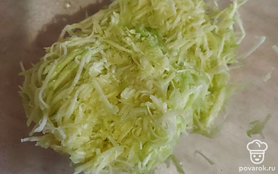 Натрите кабачок на треке, посолите и выложите на дуршлаг. Оставьте минут на 10, чтобы стек лишний сок.