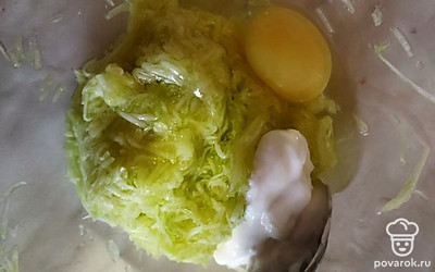 Добавьте к кабачкам сметану, яйцо, разрыхлитель и муку, перемешайте.