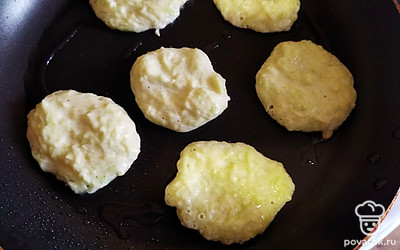 Полученое тесто выкладывайте ложкой на горячую сковороду, обжарьте по паре минут с каждой стороны.