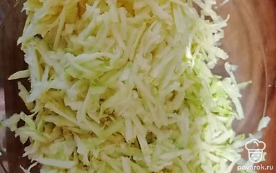 Кабачок помыть, срезать концы и натереть на крупной терке.