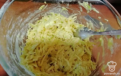 Кабачки посолить, добавить яйцо, тащательно перемешать, всыпать муку и тоже перемешать, тесто должно хорошо набираться ложкой.