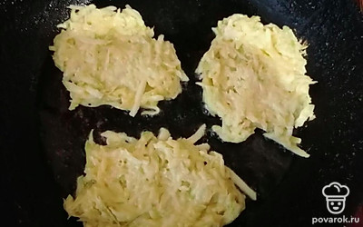 Выкладывать оладьи на разогретую с растительным маслом сковороду и жарить с двух сторон до румяности под закрытой крышкой (около 5-6 минут с каждой стороны).