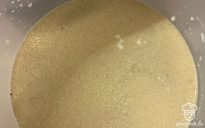 Тёплое молоко смешиваем с дрожжами, сахаром и солью, хорошо перемешиваем до растворения дрожжей.