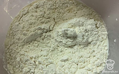 Добавляем муку и хорошо перемешиваем.