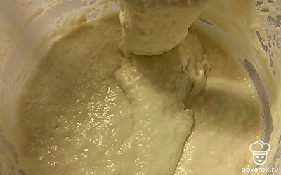 Тесто не должно быть густым, но и не сильно жидкий. Оставляем наше тесто на час в тёплой месте.