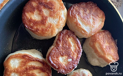 Как тесто чуть поднялось жарим нашу оладушки на среднем огне до золотистой корочки.