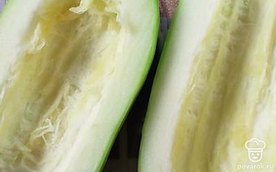 Очистить кабачки.