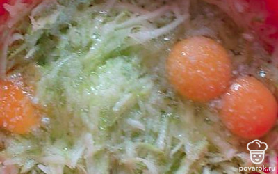 Добавить соль, яйца. 