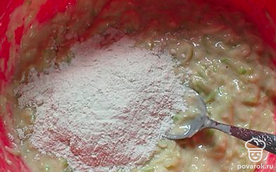 Добавляем муку.