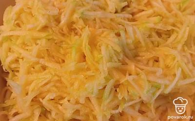 Кабачок вымыть, очистить и натереть на тёрке. До подачи на стол нельзя солить и добавлять приправу, иначе кабачки дадут сок!