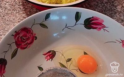 Смешать кабачки, яйцо, муку