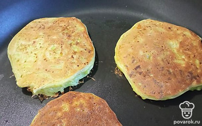 Выпекать оладьи надо сразу, на горячей сковороде, не накрывая крышкой. 