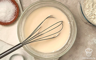 Приготовьте дрожжевую основу. Разведите дрожжи с сахаром в теплой воде, добавьте 2 ст. л. муки, перемешайте, оставьте под крышкой на 10 минут.