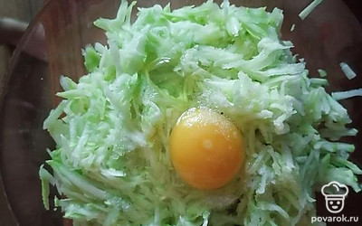 Кабачок натереть на крупной терке, добавить яйцо и перемешать.