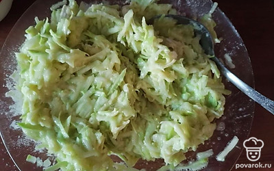 Всыпать в массу соль и муку, замешать густое тесто.