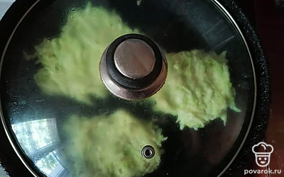 Сковороду разогреть с маслом и выложить ложкой тесто слегка разровняв. Жарить оладушки с двух сторон под крышкой до румяности (примерно по 3-4 минуты с каждой стороны).
