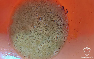 Яйцо взбиваем со специями.