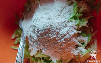 Смешиваем кабачок, муку, яйцо.