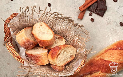 Отварной багет разрежьте на части, подайте с чашечкой ароматного натурального кофе.