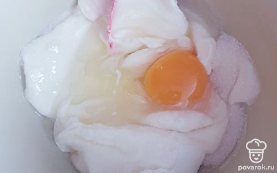 Смешать сметану,сахар и яйца.