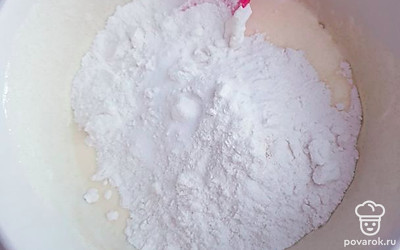 Добавить муку, соду и соль. Перемешать.