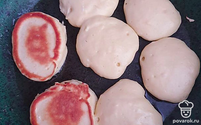 Выпекать на сковороде по 5-7 минут с каждой стороны под крышкой.