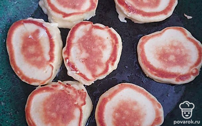 Получаются пушистые оладушки. 