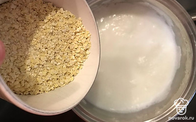 Пшённые хлопья или промытое пшено высыпьте медленно, постоянно помешивая, в кипящее молоко с водой, солью и сахаром. Сварите до готовности. 