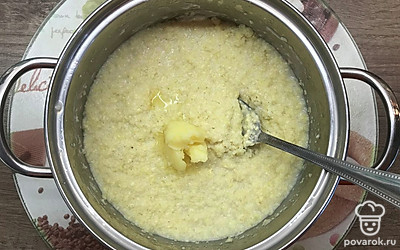 В готовую кашу добавьте масло гхи, перемешайте и остудите. 