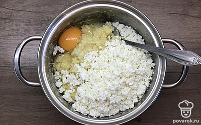 Добавьте к каше творог, ванилин и яйцо.