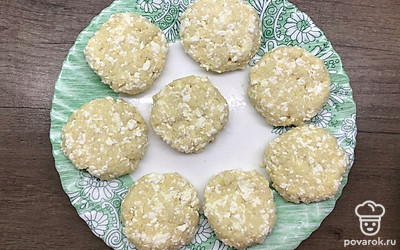 Из получившейся массы слепите небольшие лепешки.
