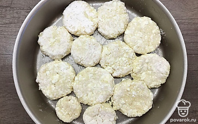 Выложите пшённые оладьи в форму, смазанную маслом гхи. 