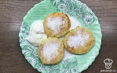 Подавайте порционно, посыпав сахарной пудрой, со сметаной, сгущённым молоком или вареньем.