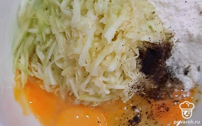 Натрите на тёрке кабачок, положите яйца.