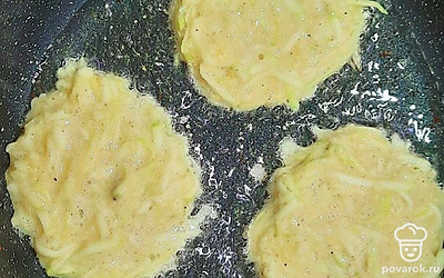 Обжариваем аладушки сначала с одной стороны до румяной корочке.