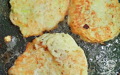 Затем с другой стороны, и тушим под крышкой минут 5.