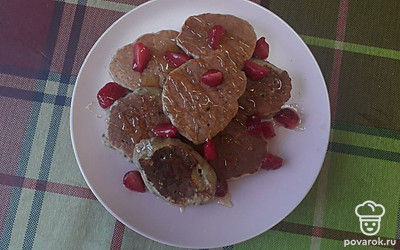 Перед подачей блюда на стол можно полить их сверху мёдом/вареньем/джемом или украсить фруктами.