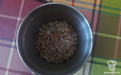 Овсяные хлопья помещаем в мельницу. Если нет мельницы для хлопьев, то можно воспользоваться блендером или простой кофемолкой.