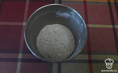 Овсяные хлопья перемалываем в муку.