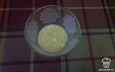 В отдельную ёмкость разбиваем яйцо и хорошо его перемешиваем.