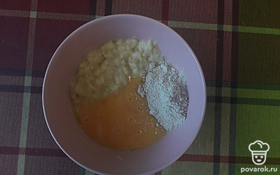 В другую ёмкость помещаем нарезанный на небольшие кусочки банан и разминаем его вилкой до консистенции пюре. Смешиваем все ингредиенты.