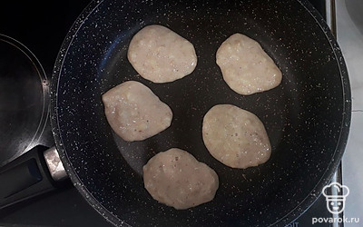 На разогретой на среднем огне сковороде без масла (или с его небольшим количеством) ложкой формируем ПП-оладьи, жарим по 3-4 минуты с каждой стороны. 