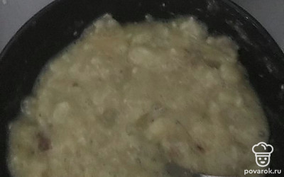 Разомните банан вилкой, добавьте яйцо и муку, перемешайте.