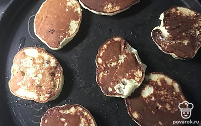 Пожарьте на сковородке с каждой стороны по 3-4 минуты. 