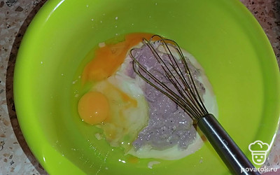 Смешать творог с яйцами. У меня черничный и банановый. 